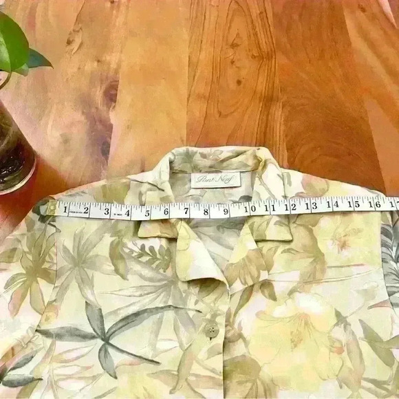 Vintage Tropical Pattern Hawaiian floral short sleeves button down blouse shirt. - Picture 7 of 9
